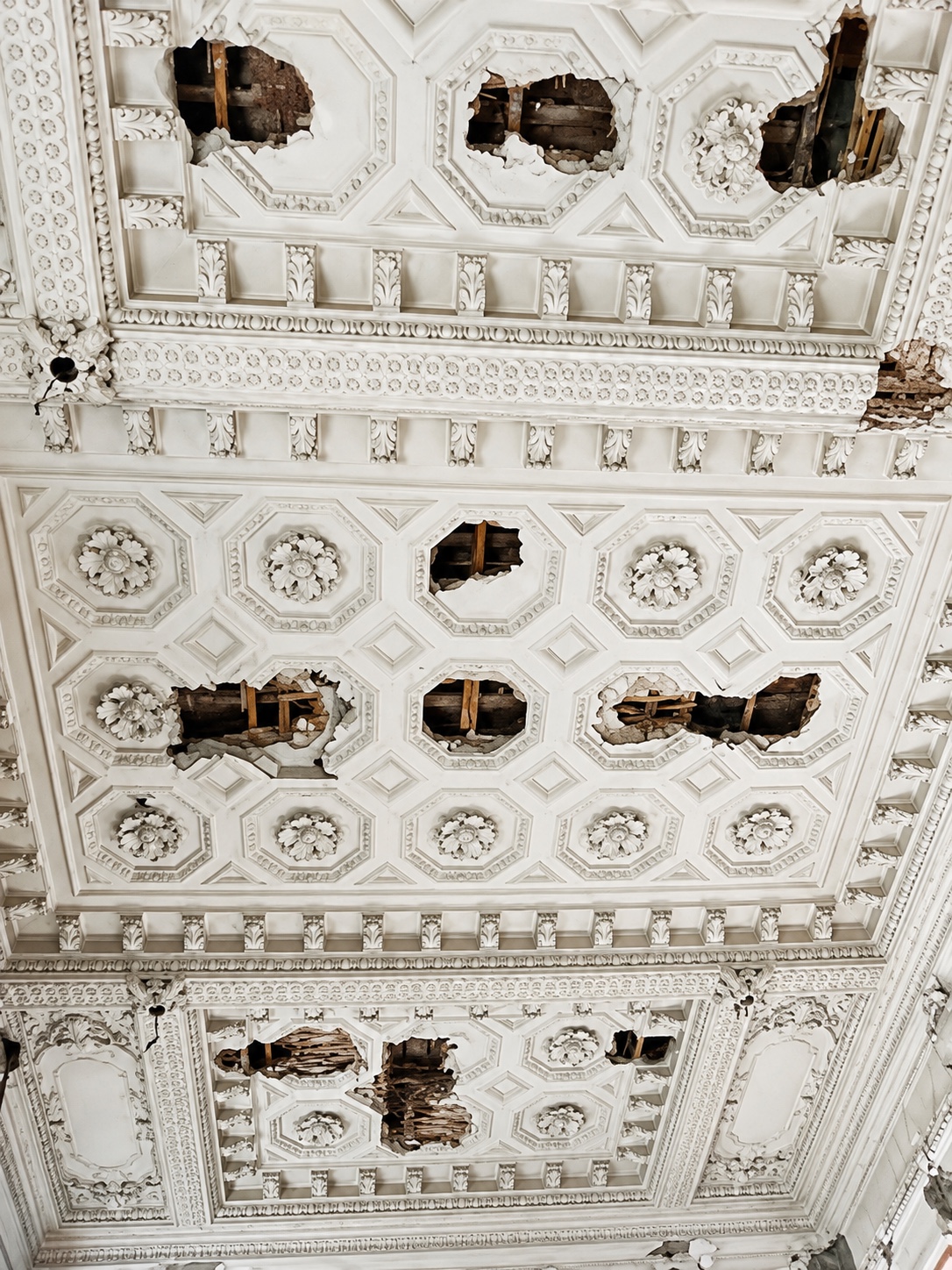 MVE Offices: Existing ceiling before reconstruction